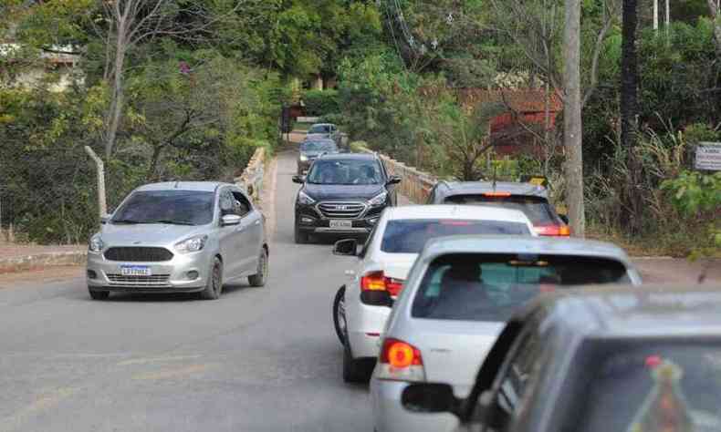 Fila de carros foi formada para ingressar na Serra do Cip(foto: Tlio Santos/EM/D.A Press)