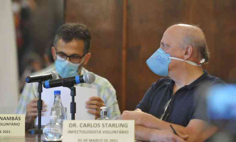 Mdico Carlos Starling (em primeiro plano) pediu ateno da populao e cumprimento das medidas restritivas(foto: Alexandre Guzanshe/EM/D.A Press)