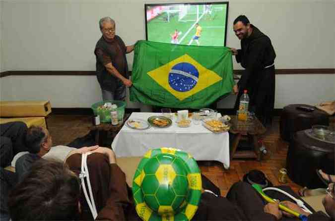 Na animao dos capuchinhos no poderiam faltar a mesa de petiscos e a bandeira (foto: Cristina Horta/EM/D.A. Press)