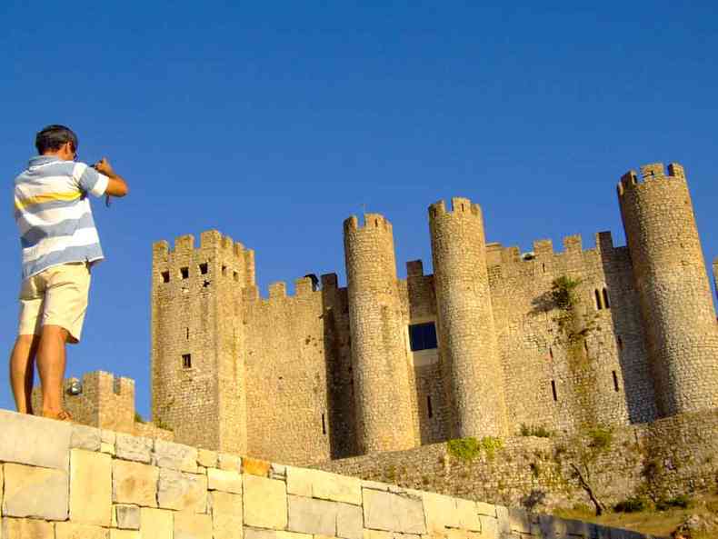 No pr do sol, as paredes de pedra do Castelo de bidos ganham um dourado que impressiona os turistas(foto: Carlos Altman/EM/D.A Press )