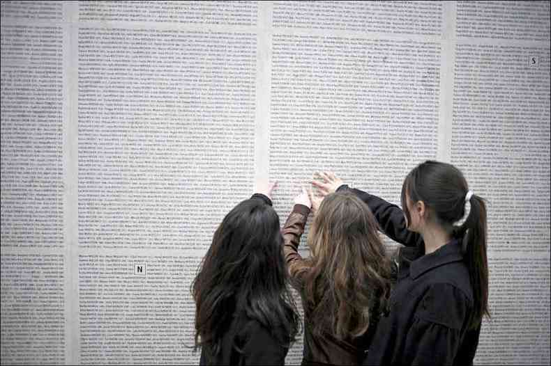 Visitantes observam o Memorial da Shoah, em Paris, onde esto escritos 76 mil nomes de judeus deportados da Frana durante a Segunda Guerra Mundial (foto: FRED DUFOUR/AFP )