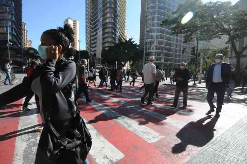 Pessoas andam agasalhadas na Praa Sete