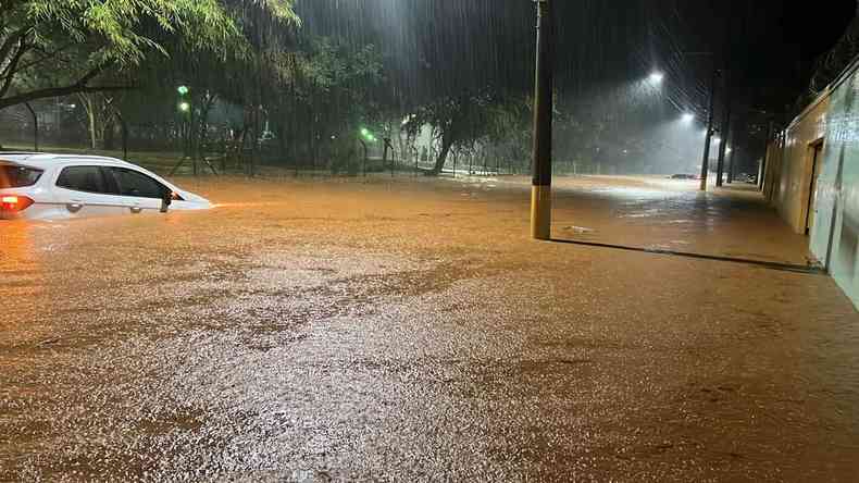 inundao em rua lateral do Parque Sagarana em Montes Claros, quinta feira a noite