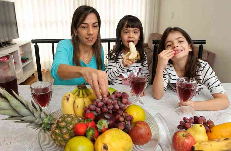 Andria Veiga Vasconcelos com as filhas Alice e Amanda, que se alimentam de forma saudvel desde a amamentao(foto: Jair Amaral/EM/D.A Press )