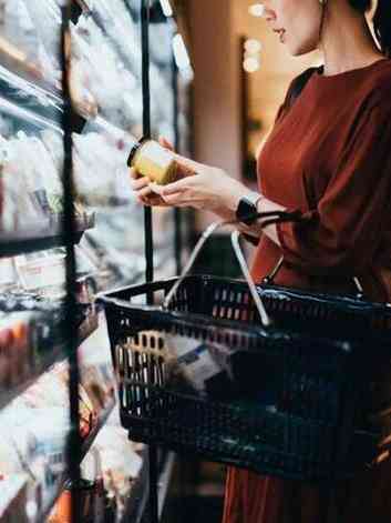 Uma pessoa compra em um supermercado