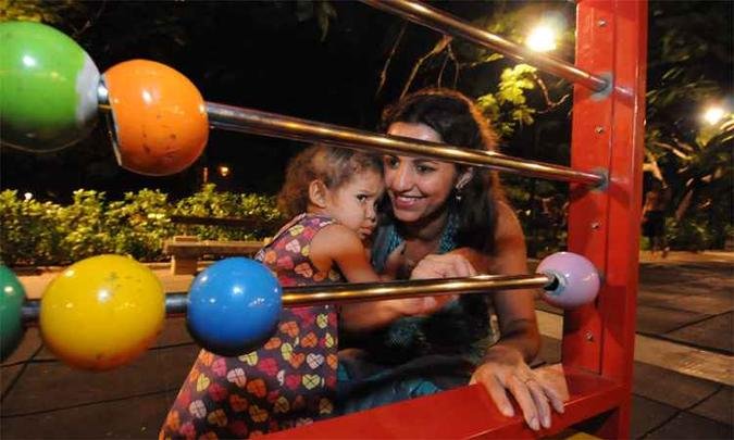 Opções para todos os gostos e idades: Taciana e a filha Alice brincam na Praça Floriano Peixoto(foto: Marcos Vieira/EM/DA Press) Opções para todos os gostos e idades: Taciana e a filha Alice brincam na Praça Floriano Peixoto(foto: Marcos Vieira/EM/DA Press)