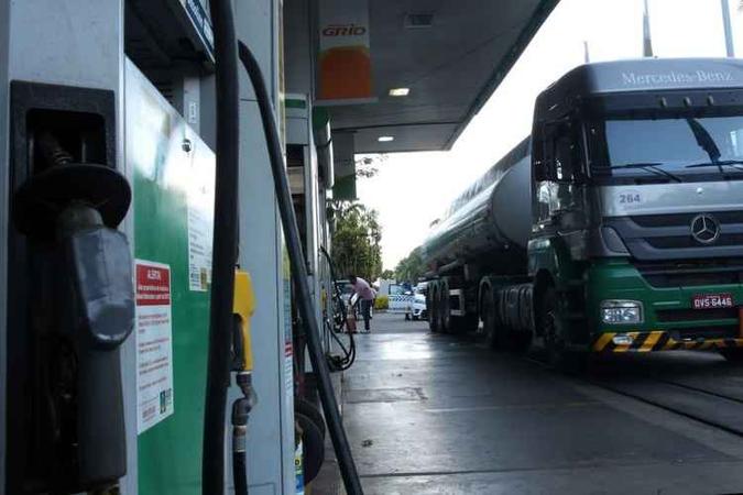 Caminhão-tanque abastece posto de combustível em Brasília(foto: Marcello Casal Jr/Agência Brasil) Caminhão-tanque abastece posto de combustível em Brasília(foto: Marcello Casal Jr/Agência Brasil)