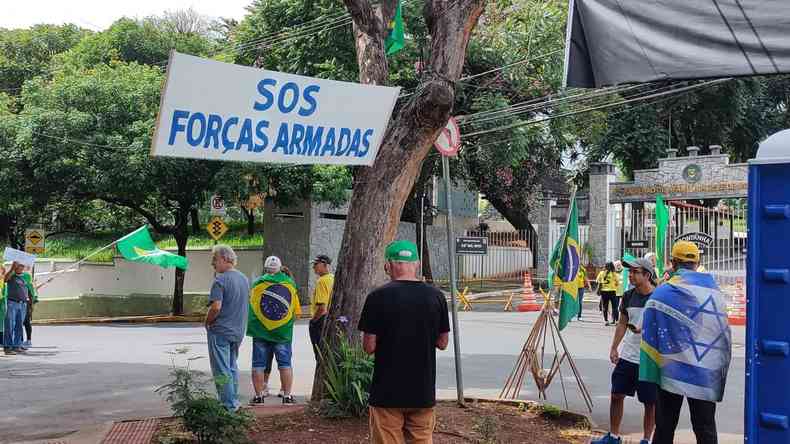 Faixa escrita 'SOS Foras Armadas' pendurada na Raja Gabaglia, em frente ao prdio do Exrcito