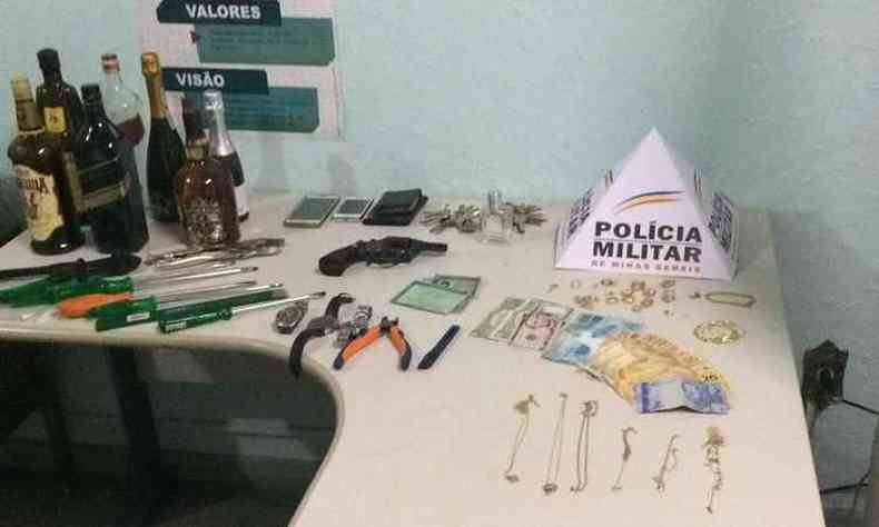 Com suspeitos foram encontrados materiais furtados(foto: PMMG/Divulgao)