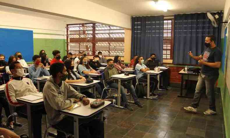 Na foto, alunos em sala de aula da Escola Estadual Professor Agnelo Correia Viana, em Belo Horizonte