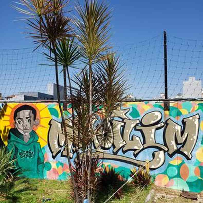 Grafite com o escrito Miguilim e um jovem negro