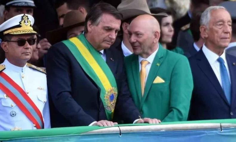 Para Pacheco, o correto seria o presidente português ficar ao lado de Bolsonaro o tempo todo(foto: Ed Alves/CB/DA.PRESS) Luciano Hang de verde entre Bolsonaro, usando a faixa presidencial, e o presidente português, de gravata azul
