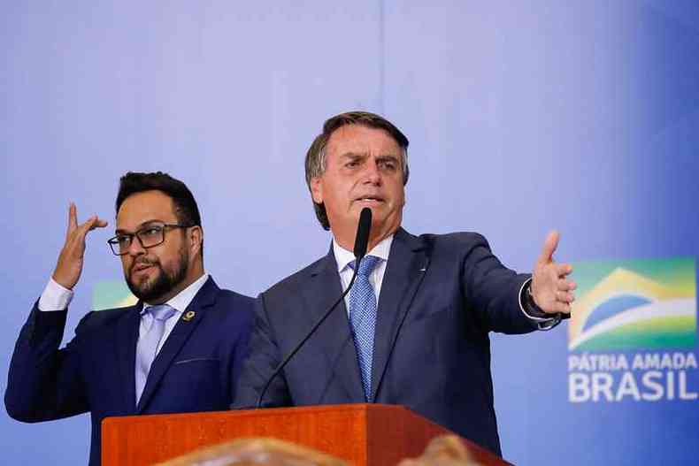 Jair Bolsonaro fala ao microfone