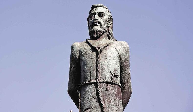 Estátua de Tiradentes na Região Centro-Sul de BH: como em outras imagens, o alferes é retratado com cabelos longos e barba, embora os pelos tenham sido respados antes da execução(foto: Gladyston Rodrigues/EM/D.A Press - 25/10/13) Estátua de Tiradentes na Avenida Afonso Pena, Região Centro-Sul de BH