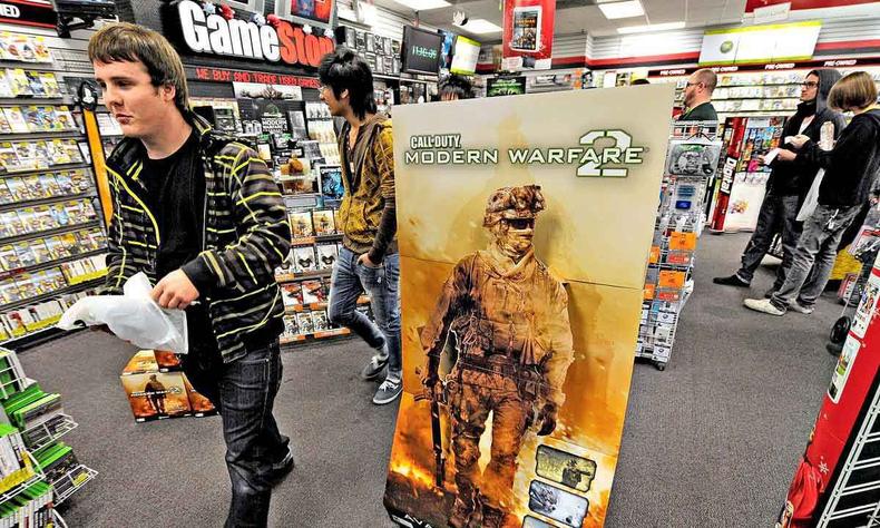 Pessoas caminham entre estantes de produtos no interior da loja GameStop, nos Estados Unidos, tema de srie da Netflix