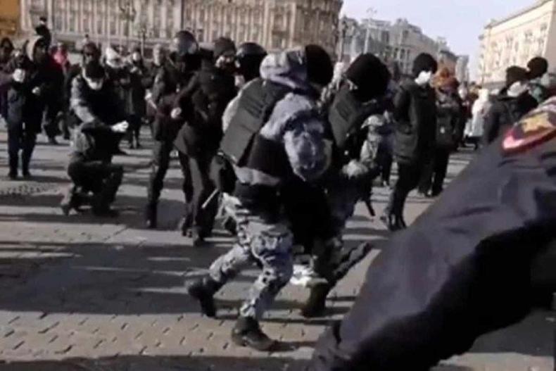 Manifestantes russos so presos 