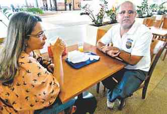 ngela Maria e o colega Vander Fonseca reclamam de pagar R$ 18 por lanche com suco de laranja e po de queijo(foto: Beto Novaes/EM/D.A Press)