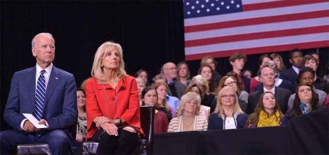 Joe Biden e a mulher, Jill, ouvem discurso do presidente Barack Obama em Tennessee, nos Estados Unidos(foto: AFP PHOTO/MANDEL NGAN )