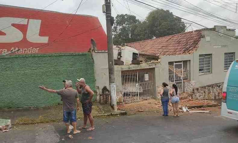 Caminho invade clube e casa em Santa Luzia