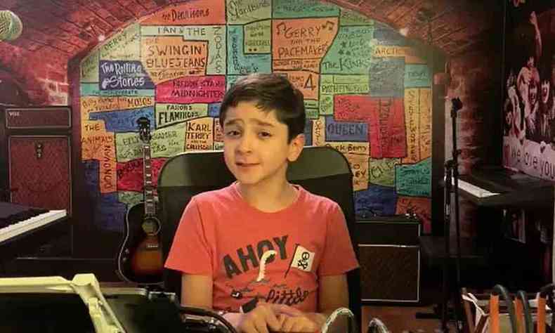 O menino Gustavo Arias, de 8 anos, em cena de vdeo que gravou em casa