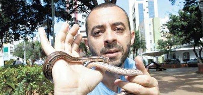 Ricardo Bruce tem três jiboias de estimação, que custaram de R$ 1,7 mil a R$ 2 mil: do susto à empolgação (foto: Edésio Ferreira/EM/D.A Press) Ricardo Bruce tem três jiboias de estimação, que custaram de R$ 1,7 mil a R$ 2 mil: do susto à empolgação (foto: Edésio Ferreira/EM/D.A Press)