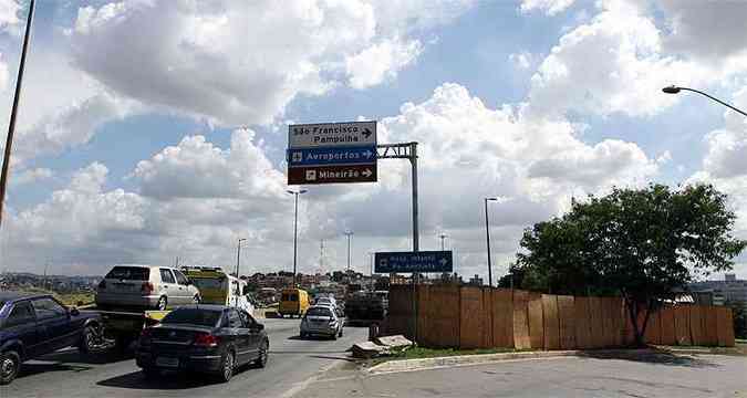 Estrutura vai ser erguida no lugar de outra passarela condenada por causa de um acidente(foto: Rodrigo Clemente/EM/D.A Press)