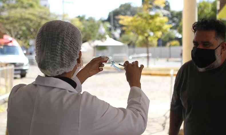 Vacinao em BH nesta tera: cidade tem 64,5% dos adultos com ao menos uma dose do imunizante(foto: Edsio Ferreira/EM/D.A Press)