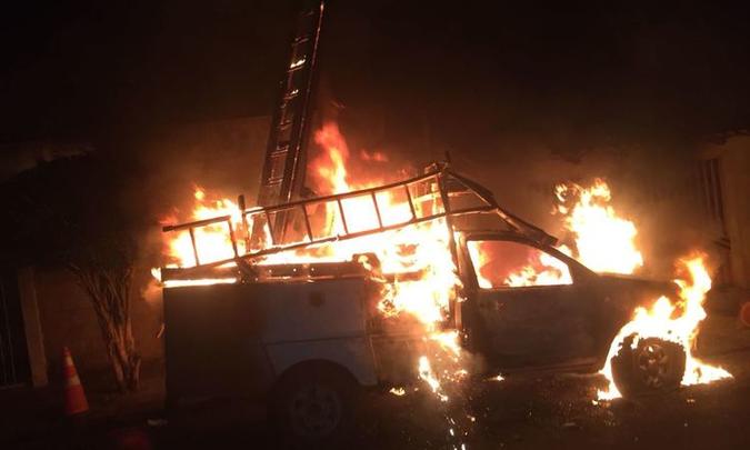 Em uma das ocorrências, carro da Cemig foi incendiado em Passos, no Sul de Minas(foto: Reprodução da Internet/WhatsApp) Em uma das ocorrências, carro da Cemig foi incendiado em Passos, no Sul de Minas(foto: Reprodução da Internet/WhatsApp)