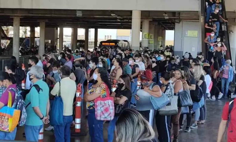 Fila em uma estao de nibus de Belo Horizonte