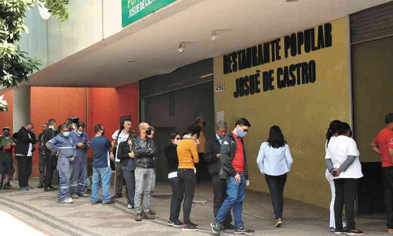 Fila no Restaurante Popular