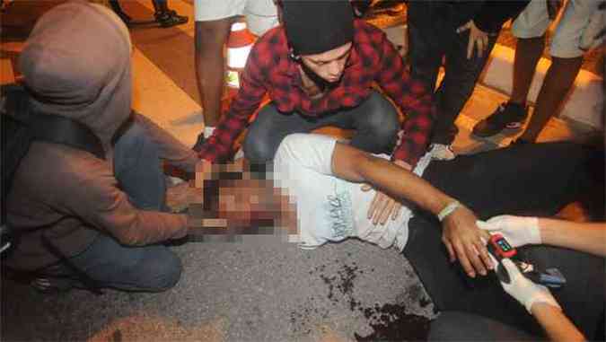 <center>Imagem 5 - Jovem ferido durante protesto na Pampulha<br> (Foto:Leandro Couri/EM/DA Press)</center>