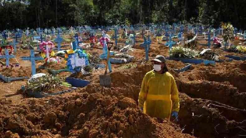 Covas sendo abertas em cemitrio de Manaus, em 31 de dezembro de 2020; Brasil registrou quase 195 mil mortes por covid-19 no ano passado(foto: Reuters)