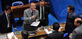 Renan Calheiros (C) enfrenta resistncias do Palcio do Planalto, mas amplia o apoio entre os senadores do partido(foto: FBIO RODRIGUES-POZZEBOM/ABR - 8/12/11 )