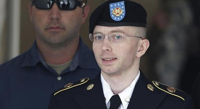 Ainda como Bradley Manning, soldado chega para julgamento em 2013(foto: Gary Cameron/Reuters) Ainda como Bradley Manning, soldado chega para julgamento em 2013(foto: Gary Cameron/Reuters)