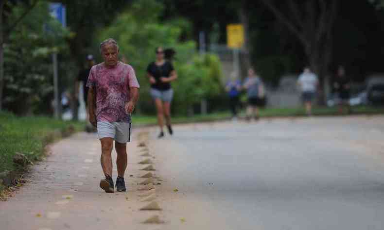 Buritis lidera nmero de casos de COVID-19 em BH desde o incio da pandemia. Na foto, pessoas fazem caminhada sem mscara em pista da Rua Henrique Badar(foto: Leandro Couri/EM/D.A Press - 10/04/2020)