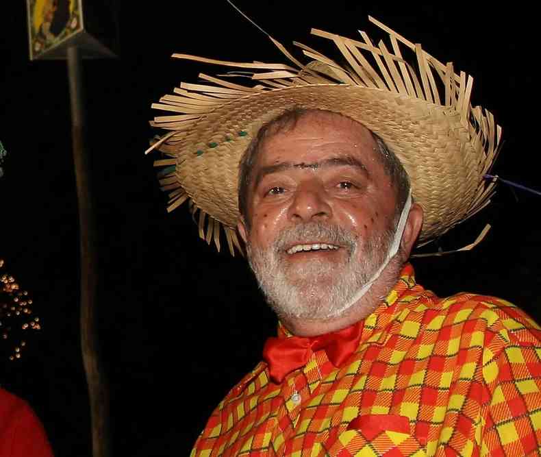 Lula vestido a carter para festa junina, com chapu de palha e blusa xadrez amarela e laranja 
