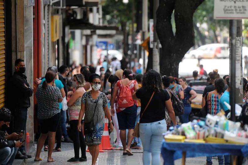 Os 203,1 milhões de habitantes que aparecem na fotografia do Brasil chocaram até o IBGE que, meses antes, havia projetado um número populacional da ordem de 207 milhões(foto: Leandro Couri/EM/D.A Press - 22/4/20) Os 203,1 milhões de habitantes que aparecem na fotografia do Brasil chocaram até o IBGE que, meses antes, havia projetado um número populacional da ordem de 207 milhões