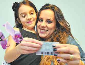 A contadora Gleicia Gomes com a filha, Larissa, que j nasceu com assistncia particular e desconhece o SUS(foto: Marcos Vieira/EM/D.A Press)