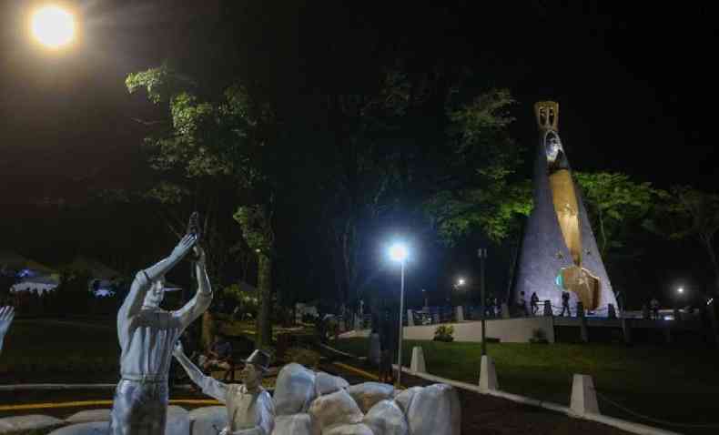 Monumento para Nossa Senhora Aparecida em Itaipulndia (PR)