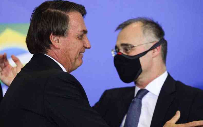 Presidente Bolsonaro cumprimenta o ministro da Justia, Andr Mendona
