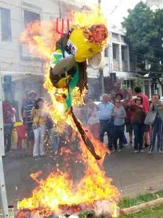 Boneco foi destrudo pelo fogo(foto: Jair Amaral/EM/D.A PRESS)