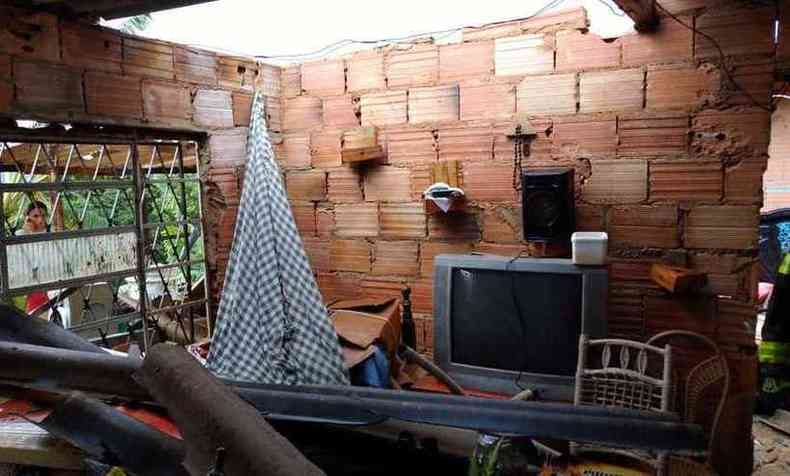 Telhado e uma parede da casa desmoronaram durante forte chuva que caiu na regio metropolitana de BH(foto: Corpo de Bombeiros/EM/D.A Press)