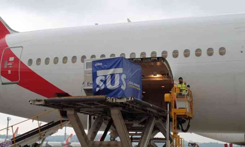 Lote foi transportado em voo comercial da companhia Emirates at o aeroporto internacional, em Guarulhos(foto: Ministrio da Sade/Divulgao)