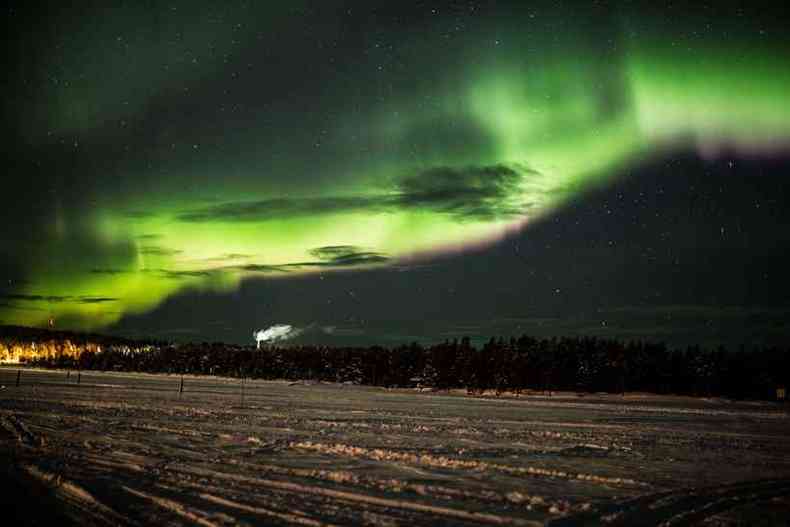 Lapônia, na Finlândia, encanta os turistas com o balé de luzes no céu(foto: Ozgu Ozden/Unsplash)