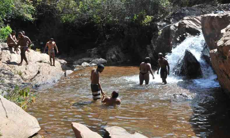 banhistas em cachoeira no estado de minas gerais
