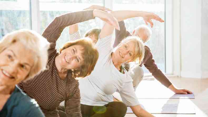 Mulheres mais velhas em uma aula de ginástica