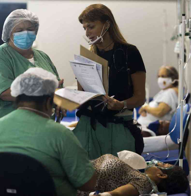 A mdica-cirurgi de 53 anos atende pacientes em um hospital instalado em uma academia de esportes em Santo Andr(foto: MIGUEL SCHINCARIOL / AFP)