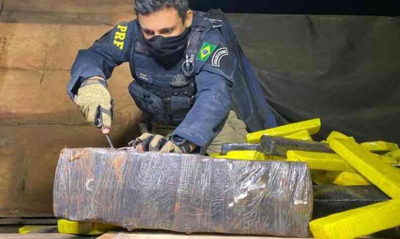 Somente ontem, em Betim, foram apreendidos 700 quilos de maconha em um compartimento secreto de uma carreta(foto: Polcia Rodoviria Federal/Divulgao)