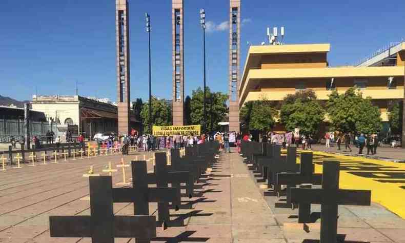 Manifestantes tambm colocou cruzes para lembrar as vtimas COVID-19 no Brasil (foto: Edesio Ferreira/EM/D.A/Press)