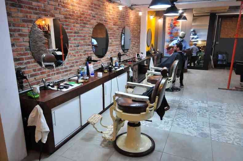 Barbearia O Bom Kbelo tem recebido poucos clientes neste incio de reabertura, por causa do receio da freguesia(foto: Gladyston Rodrigues/EM/D.A Press)